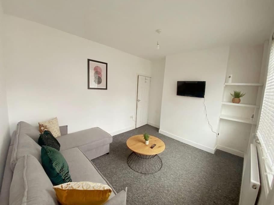 3-Bed Home From Home, Sleeps 6, Great For Contractors, Close To Gulliver'S Valley Theme Park, Free Parking, Hot Tub, Couple Retreat Sheffield Luaran gambar