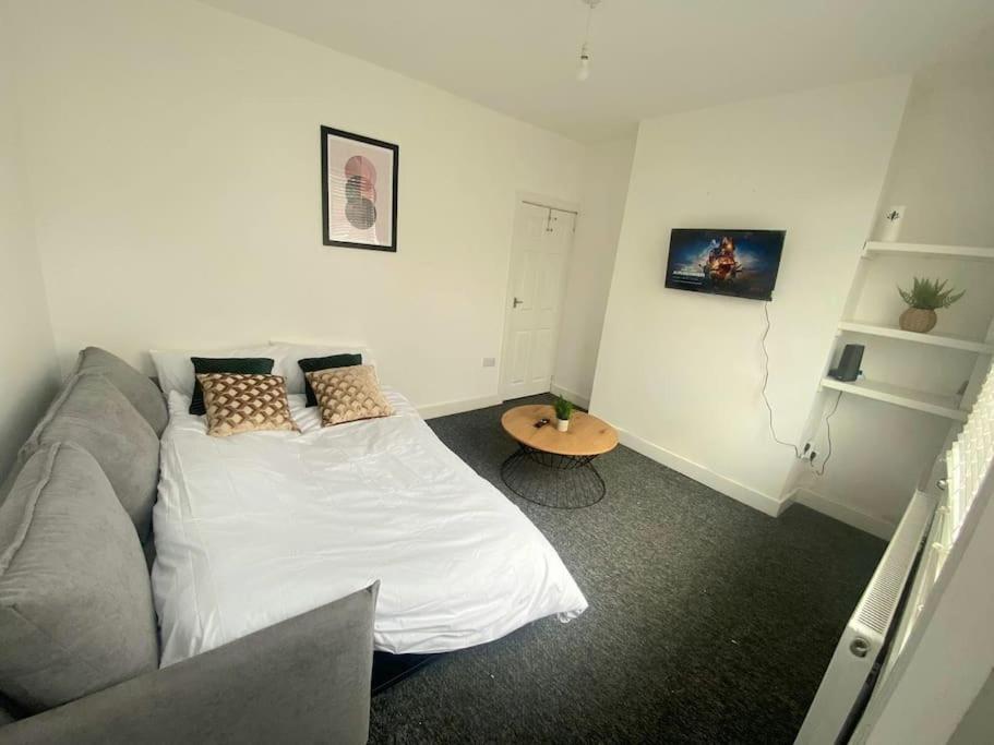 3-Bed Home From Home, Sleeps 6, Great For Contractors, Close To Gulliver'S Valley Theme Park, Free Parking, Hot Tub, Couple Retreat Sheffield Luaran gambar