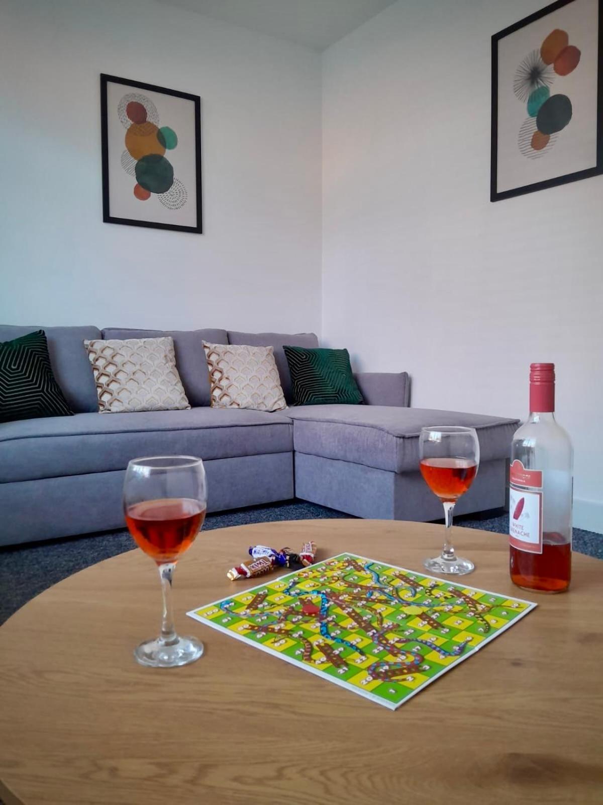 3-Bed Home From Home, Sleeps 6, Great For Contractors, Close To Gulliver'S Valley Theme Park, Free Parking, Hot Tub, Couple Retreat Sheffield Luaran gambar