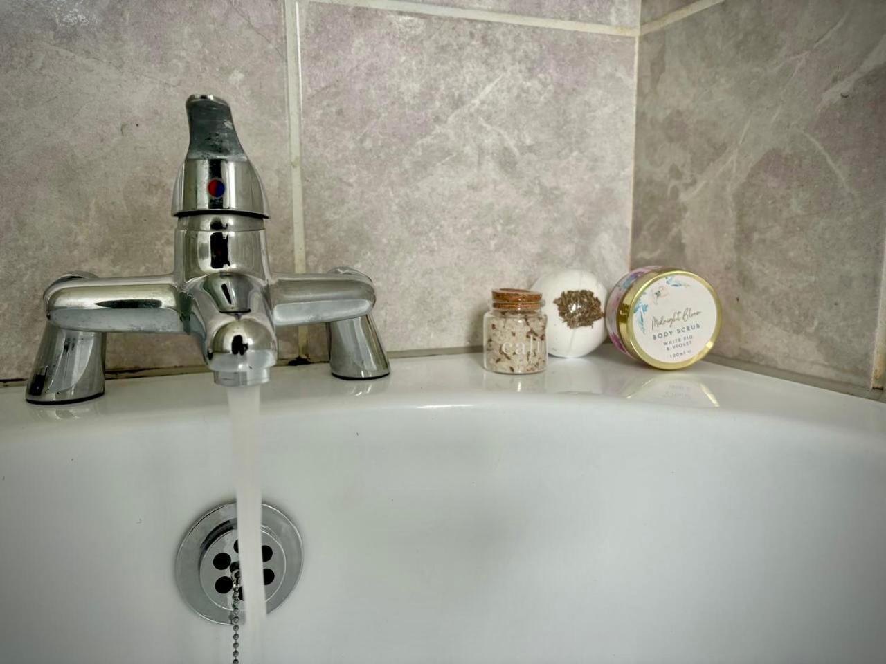 3-Bed Home From Home, Sleeps 6, Great For Contractors, Close To Gulliver'S Valley Theme Park, Free Parking, Hot Tub, Couple Retreat Sheffield Luaran gambar