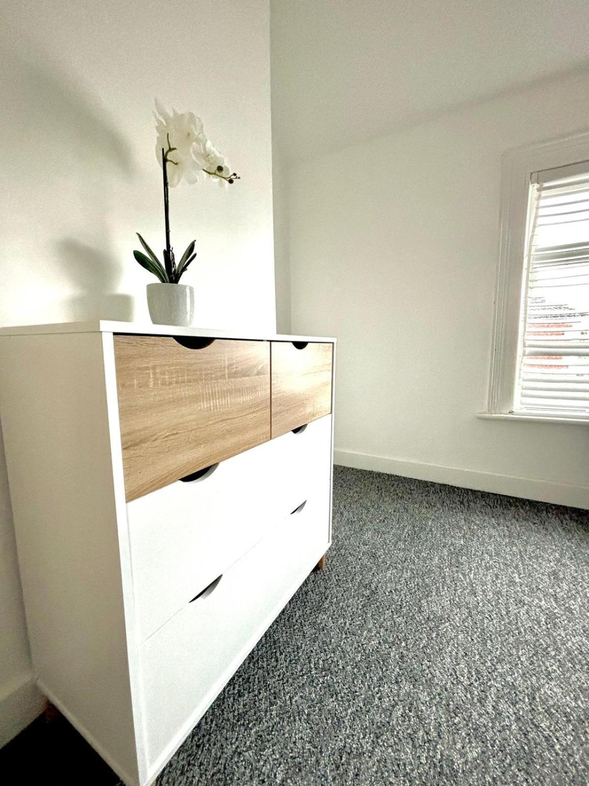 3-Bed Home From Home, Sleeps 6, Great For Contractors, Close To Gulliver'S Valley Theme Park, Free Parking, Hot Tub, Couple Retreat Sheffield Luaran gambar