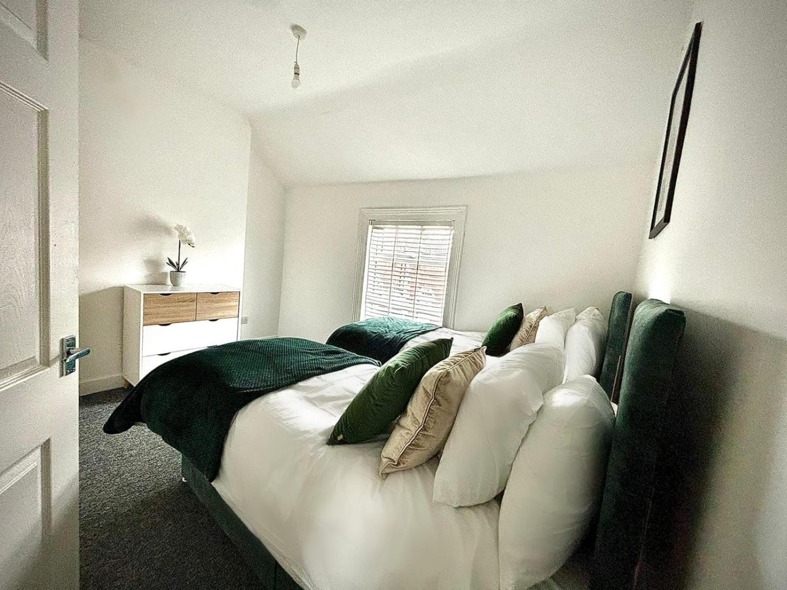 3-Bed Home From Home, Sleeps 6, Great For Contractors, Close To Gulliver'S Valley Theme Park, Free Parking, Hot Tub, Couple Retreat Sheffield Luaran gambar